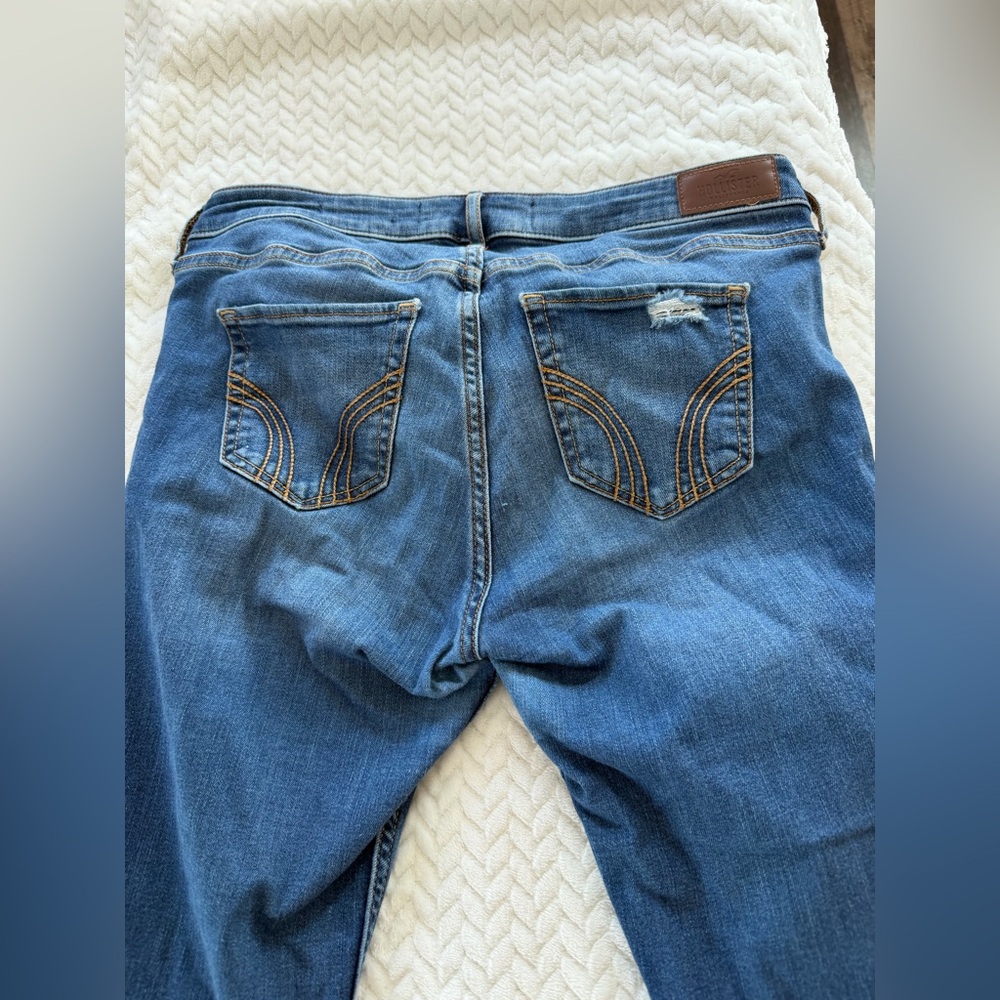 Hollister Ripped Jeans - Picture 2 of 5